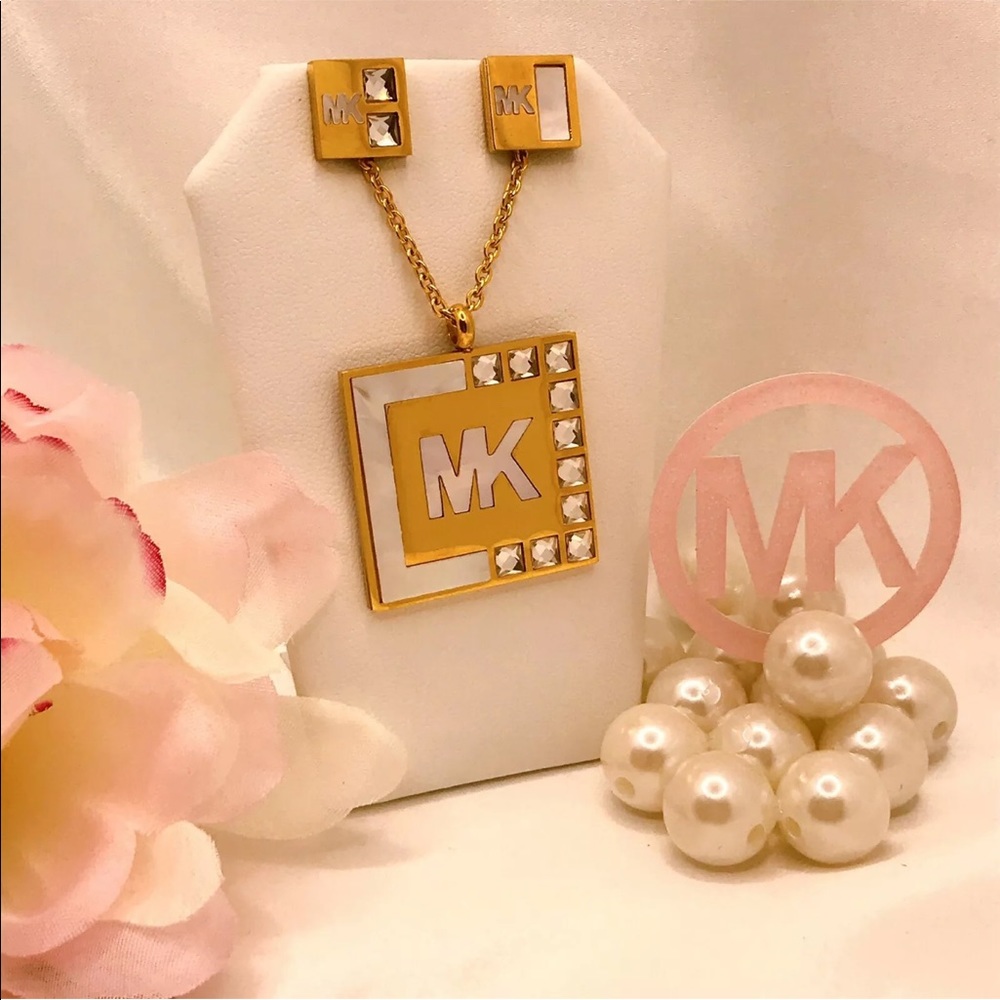 Micheal kors necklace